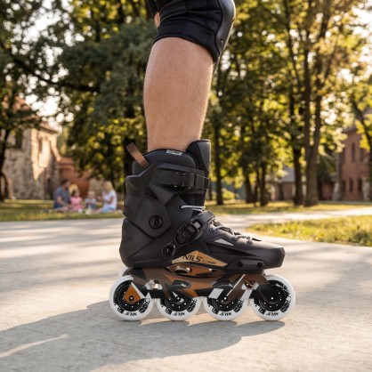 NA1601 ŁYŻWOROLKI SLALOMOWE SLAYD CZARNE ROZM. 41 NILS EXTREME