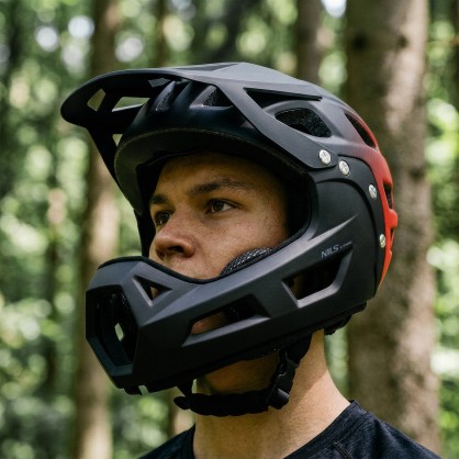 MTW101 KASK CZERWONY FULL FACE M(56-58CM) NILS EXTREME